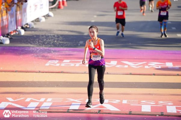 An Phạm bền bỉ trên đường chạy marathon