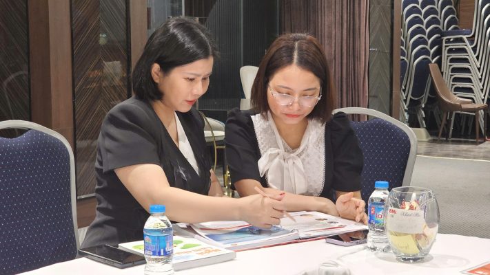 Nguyễn Hồng Ngọc trao đổi và đồng hành cùng cộng sự