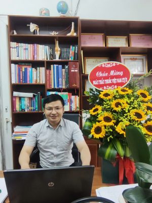 Nguyễn Quang Hòa tại phòng làm việc, tư duy chữa lành từ gốc như xử lý rầy xanh sầu riêng