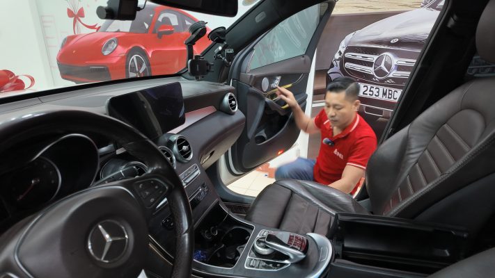 Trung Ô Tô kiểm tra nội thất xe cũ cẩn thận, giống tư duy kích mắt cua sầu riêng cần đúng thời điểm và kỹ thuật