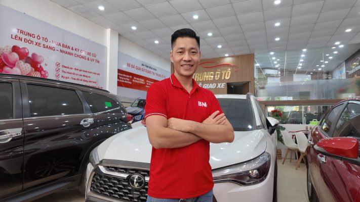 Trung Ô Tô tại showroom xe cũ Hà Nội với phong cách làm nghề bền vững như kích mắt cua sầu riêng