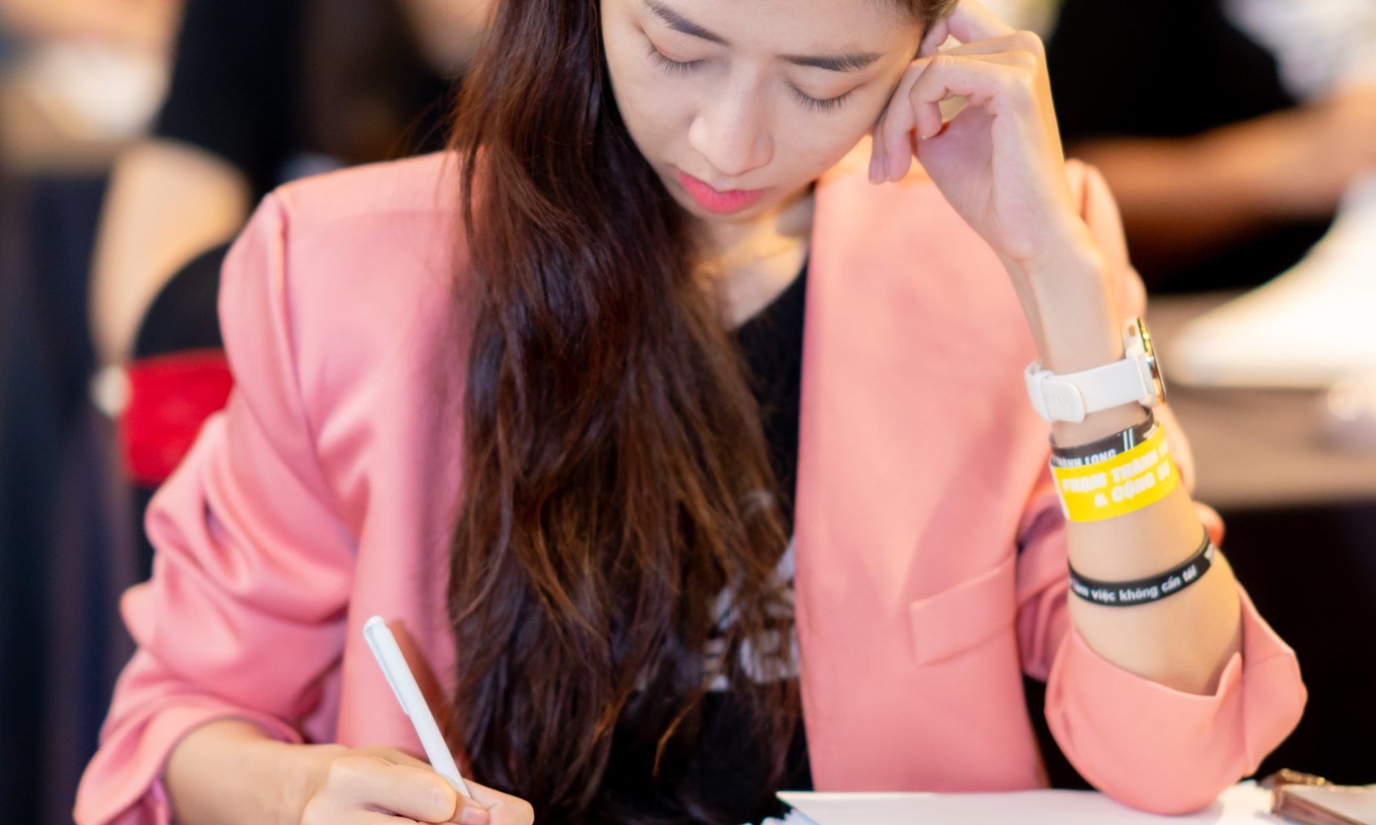 An Phạm tập trung ghi chép và học tập trong chương trình đào tạo