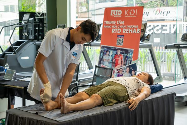 Bác sĩ Tú vừa học vừa thực tập