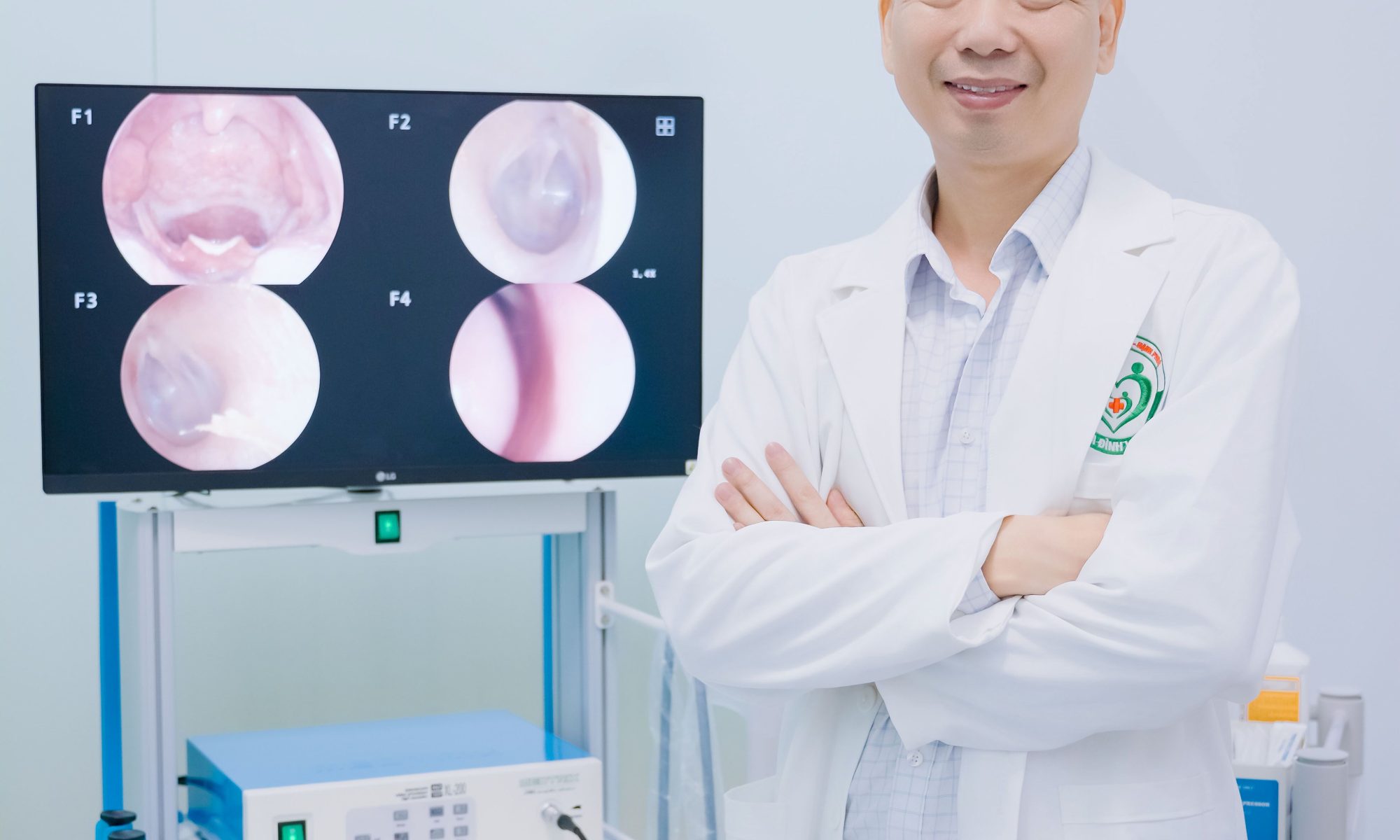 Bác sĩ Lê Xuân Dương làm việc tại phòng khám, tư duy chăm gốc như chăm hoa sầu riêng