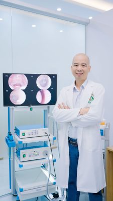 Bác sĩ Lê Xuân Dương làm việc tại phòng khám, tư duy chăm gốc như chăm hoa sầu riêng