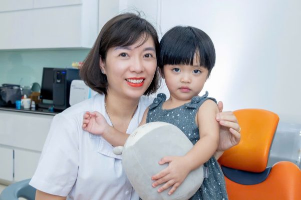 Bác sĩ Lê Thị Yến nhẹ nhàng với trẻ em – triết lý chăm sóc con người giống cách trồng sầu riêng từ gốc