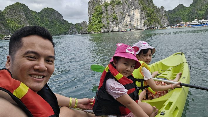 Khoảnh khắc gia đình gắn kết trong thiên nhiên – nền tảng tư duy bền vững, liên hệ cách xử lý mọt đục cành sầu riêng từ gốc