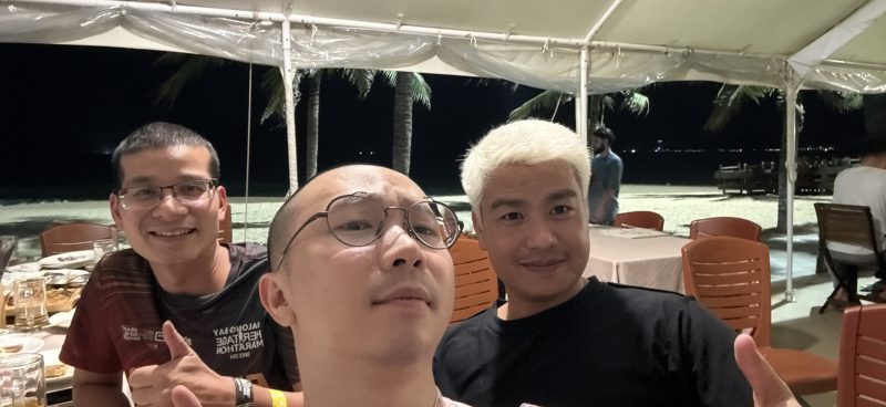 Lê Đức Anh cùng bạn bè trong giai đoạn nhìn lại cuộc sống và tư duy làm nông nghiệp bền vững như phun thuốc sầu riêng đúng cách