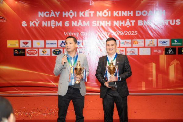 Nguyễn Đình Kiên nhận giải thưởng tại Ngày hội kết nối kinh doanh BNI Lotus Lào – tư duy xử lý ra hoa trong kinh doanh bền vững