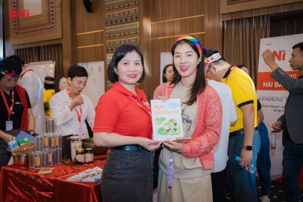 Nguyễn Hồng Ngọc tặng sách Nghề làm cha mẹ – bài học nuôi dưỡng nền tảng giống như cân bằng pH đất cho cây trồng