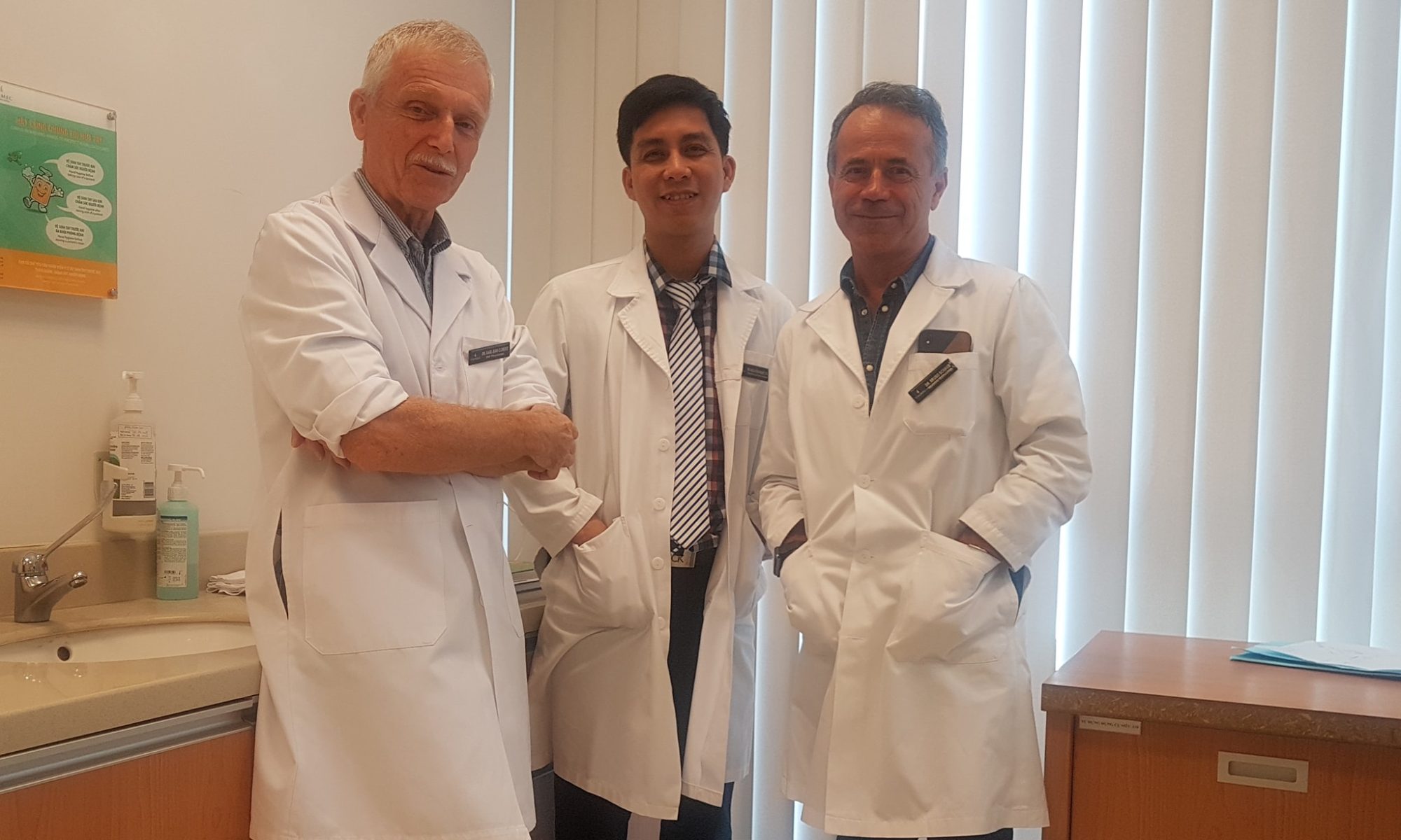 Bác sỹ Nguyễn Ngọc Tú trao đổi chuyên môn cùng chuyên gia y học bào thai