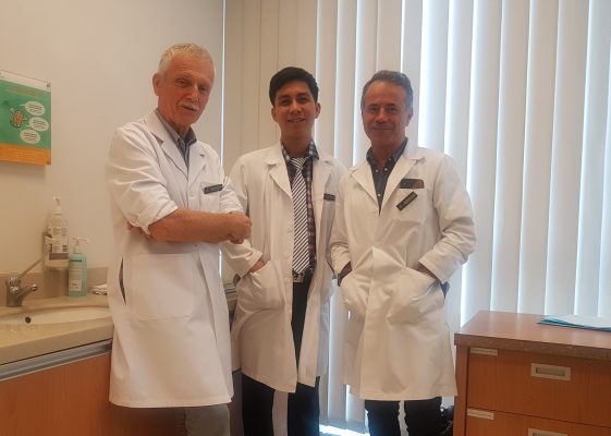 Bác sỹ Nguyễn Ngọc Tú trao đổi chuyên môn cùng chuyên gia y học bào thai