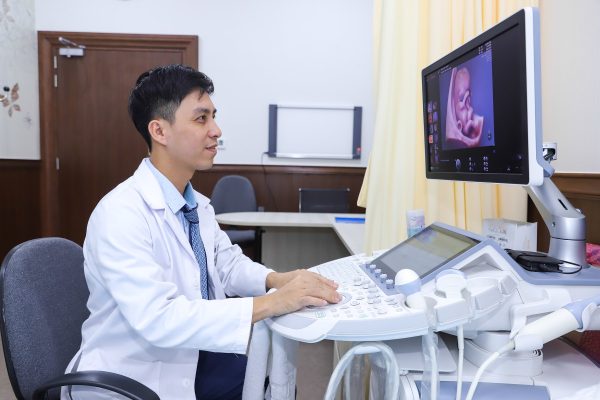 Nguyễn Ngọc Tú trong công việc chuyên môn đầy trách nhiệm