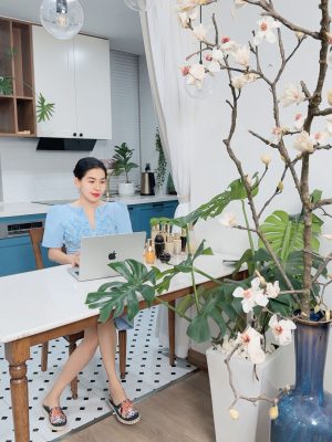 Nguyễn Thị Lan Phương – CEO Sang Trọng Quyến Rũ làm việc online, xây niềm tin bền vững như kỹ thuật chăm sóc sầu riêng xổ nhụy.