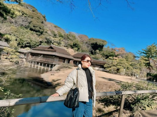 Nguyễn Thị Lan Phương – CEO Sang Trọng Quyến Rũ, phong thái bền bỉ và điềm tĩnh như người chăm sóc sầu riêng xổ nhụy đúng thời điểm.