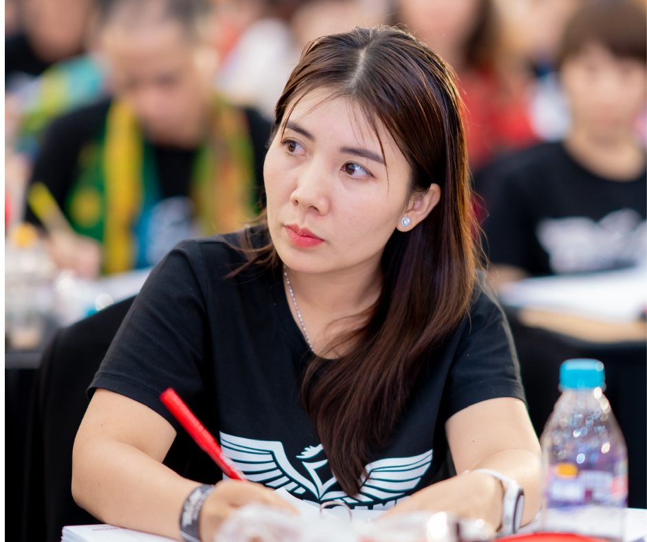 Nguyễn Thị Thu tập trung học tập và ghi chép trong lớp đào tạo