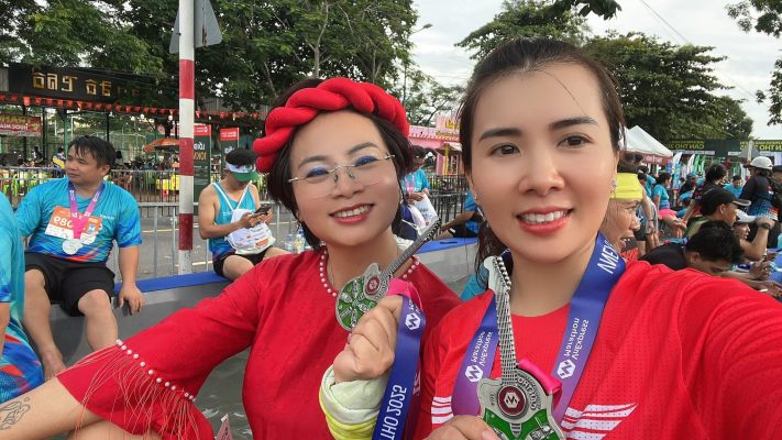 Nguyễn Thị Thu cùng đồng đội tại sự kiện chạy bộ truyền cảm hứng