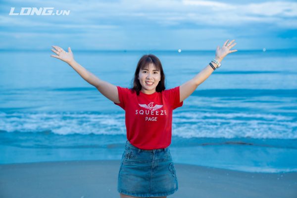 Nguyễn Thị Thu lan tỏa năng lượng tích cực bên bờ biển