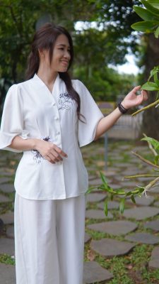 Nguyễn Trà Giang trong không gian xanh, thể hiện triết lý sống khỏe từ gốc, tương đồng tư duy làm bông sầu riêng bền vững