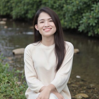 Nguyễn Trà Giang trong không gian thiên nhiên, thể hiện triết lý làm bông sầu riêng hài hòa và thuận tự nhiên