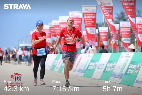 Nguyễn Văn Thanh (Eroca Thanh) hoàn thành marathon 42km, biểu trưng cho sự bền bỉ giống như quá trình chăm sóc sầu riêng để đậu trái ổn định