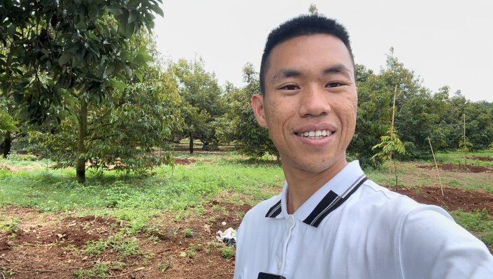 Thiện thăm vườn cùng nông dân