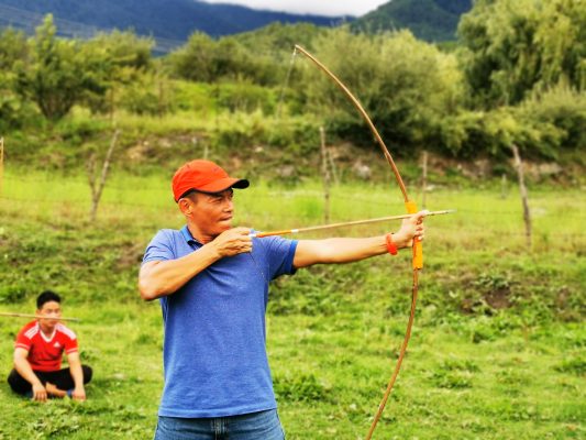 Thầy Phạm Thành Long rèn luyện sự tập trung và kỷ luật qua bắn cung