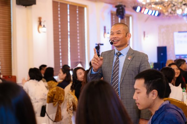 Thầy Long trong 1 chương trình chia sẻ