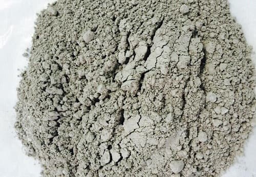 Phân lân nung chảy dạng bột màu xám giúp cải tạo đất và cung cấp lân lâu dài cho cây trồng