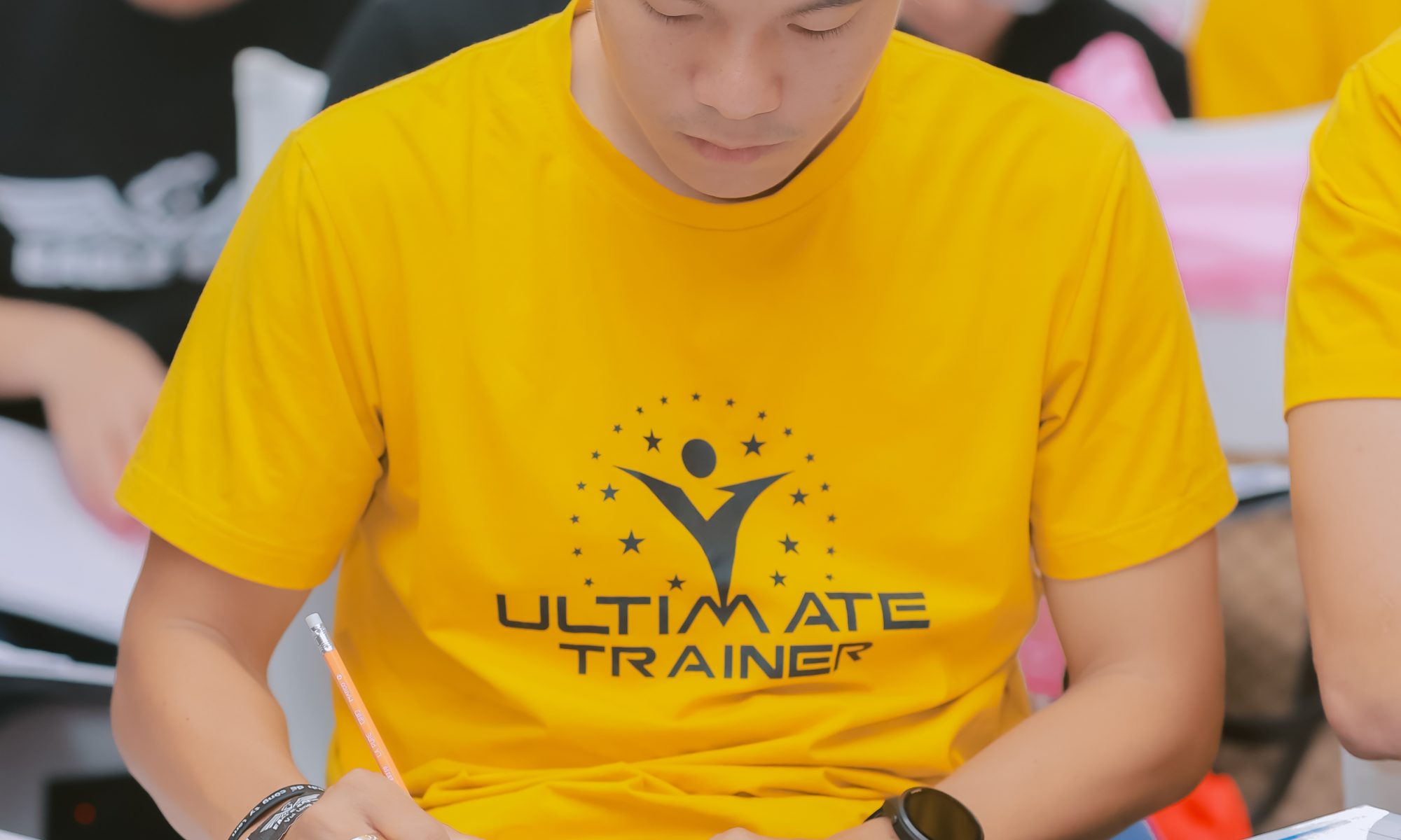 Sáu Bình tập trung ghi chép tại khóa Ultimate Trainer, thể hiện tinh thần học sâu và áp dụng ngay sau khi học.