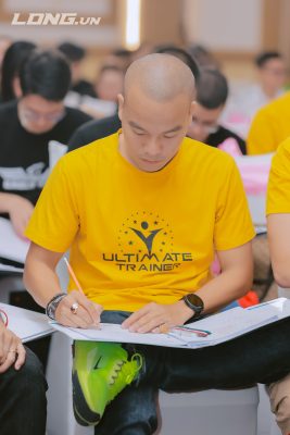 Sáu Bình tập trung ghi chép tại khóa Ultimate Trainer, thể hiện tinh thần học sâu và áp dụng ngay sau khi học.