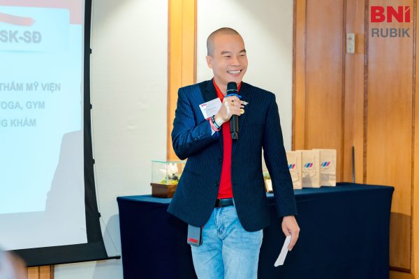 Sáu Bình chia sẻ kinh nghiệm học và áp dụng thực tế tại sự kiện BNI Rubik, lan tỏa năng lượng tích cực trong cộng đồng doanh nhân.