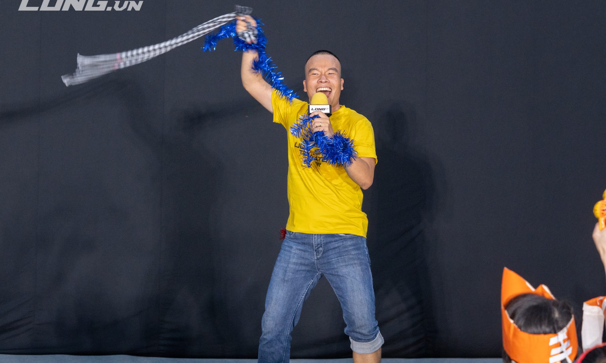 Sáu Bình khuấy động sân khấu đào tạo với phong thái tự tin, truyền cảm hứng hành động mạnh mẽ.