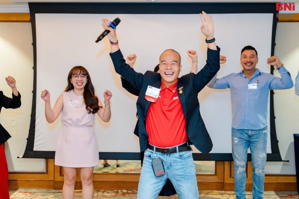 Sáu Bình lan tỏa năng lượng tích cực cùng cộng đồng BNI, truyền cảm hứng hành động và tinh thần cho đi.