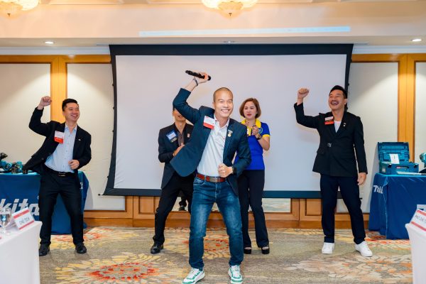 Sáu Bình dẫn dắt hoạt động tại sự kiện đào tạo, tạo động lực cho học viên hành động ngay.