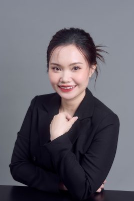 Tưới nước sau khi sầu riêng xổ nhụy đúng cách giúp hạn chế rụng trái non