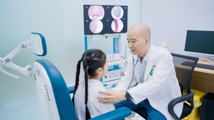 Bác sĩ Lê Xuân Dương thăm khám tai mũi họng cho trẻ bằng sự tận tâm và thấu hiểu